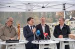 Ein Festtag für die zukünftigen Fusionsstädte Voitsberg und Bärnbach: LAbg. Karl Petinger, LH-Stv. Michael Schickhofer, Bgm. Ernst Meixner und Bgm. Bernd Osprian (v.l.) auf den ÖDK-Gründen Ein Festtag für die zukünftigen Fusionsstädte Voitsberg und Bärnbach: LAbg. Karl Petinger, LH-Stv. Michael Schickhofer, Bgm. Ernst Meixner und Bgm. Bernd Osprian (v.l.) auf den ÖDK-Gründen