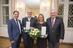 LH-Stellvertreter Schickhofer und LH Schützenhöfer mit den Ehrenträgern von Groß Gold mit dem Stern: Zeithistoriker Konrad und Rektorin Karl LH-Stellvertreter Schickhofer und LH Schützenhöfer mit den Ehrenträgern von Groß Gold mit dem Stern: Zeithistoriker Konrad und Rektorin Karl