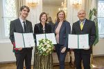 Wissenschafts- und Forschungslandesrätin Barbara Eibinger-Miedl (2.v.r.) mit den Preisträgerinnen und Preisträgern der Forschungspreise 2018: Michael Kahr (l.), Svea Mayer (2.v.l.) und Christian Oliver Kappe (r.).
