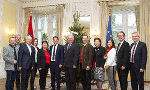 Ein Christbaum für die Grazer Burg: Die Mitglieder der steirischen Landesregierung und die zweite Landtagspräsidentin Manuela Khom mit den Vertretern der Holzwelt Murau im Weißen Saal.