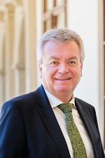 LR Anton Lang freut sich über den neuen Verkehrsdienste-Vertrag, der 10 auf Jahre abgeschlossen wurde. © Konstantinow LR Anton Lang freut sich über den neuen Verkehrsdienste-Vertrag, der 10 auf Jahre abgeschlossen wurde. © Konstantinow