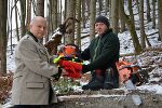 LR Seitinger bei der Übergabe einer Schutzausrüstung © Lebensressort / honorarfrei LR Seitinger bei der Übergabe einer Schutzausrüstung © Lebensressort / honorarfrei