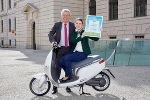 LR Lang und Gewinnerin Petra Schabiner © Peter Melbinger LR Lang und Gewinnerin Petra Schabiner © Peter Melbinger
