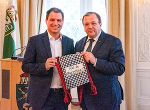 Gheorge Flutur, rumänischer Kreispräsident, überreicht LH-Stv. Schickhofer ein Gastgeschenk. © Bilder: Land Steiermark/Bektaš; Verwendung bei Quellenangabe honorarfrei Gheorge Flutur, rumänischer Kreispräsident, überreicht LH-Stv. Schickhofer ein Gastgeschenk. © Bilder: Land Steiermark/Bektaš; Verwendung bei Quellenangabe honorarfrei