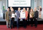 LR Seitinger mit dem Bürgermeister der Neptun-Wassergemeinde St. Radegund bei Graz, Hannes Kogler und jenen Damen und Herren, die am Gewinnerprojekt „Quellenweg mit Kneipp-Meditationsweg“ engagiert am Werke waren. © Lebensressort / honorarfrei LR Seitinger mit dem Bürgermeister der Neptun-Wassergemeinde St. Radegund bei Graz, Hannes Kogler und jenen Damen und Herren, die am Gewinnerprojekt „Quellenweg mit Kneipp-Meditationsweg“ engagiert am Werke waren. © Lebensressort / honorarfrei