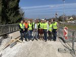 Brigitte Luef, Leiterin der Baubezirksleitung Oststeiermark, und LR Anton Lang (daneben rechts) machten sich vor Ort ein Bild von den Bauarbeiten.