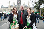 LH Hermann Schützenhöfer bei der Eröffnung des Steiermark Frühlings umringt von Königinnen.