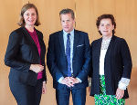 Erneuern die erfolgreiche Partnerschaft: LR Eibinger-Miedl, Bruno Belin, Präsident des Départements de la Vienne, LR Ursula Lackner in Poitiers. © Land Steiermark/honorarfrei bei Quellenangabe Erneuern die erfolgreiche Partnerschaft: LR Eibinger-Miedl, Bruno Belin, Präsident des Départements de la Vienne, LR Ursula Lackner in Poitiers. © Land Steiermark/honorarfrei bei Quellenangabe