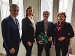 Die beiden Landesrätinnen überreichen das LH-Schreiben, mit dabei: der Österreichische Botschafter Michael Linhart und der Weihbischof von Paris, Monseigneur Denis Jachiet. © Österreichische Botschaft/Frankreich: honorarfrei bei Quellenangabe Die beiden Landesrätinnen überreichen das LH-Schreiben, mit dabei: der Österreichische Botschafter Michael Linhart und der Weihbischof von Paris, Monseigneur Denis Jachiet. © Österreichische Botschaft/Frankreich: honorarfrei bei Quellenangabe