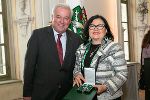 LH Schützenhöfer gratuliert der ehemaligen Leiterin der Vinzimarktes Heidemarie Anderhuber. © Foto Frankl/honorarfrei bei Quellenangabe LH Schützenhöfer gratuliert der ehemaligen Leiterin der Vinzimarktes Heidemarie Anderhuber. © Foto Frankl/honorarfrei bei Quellenangabe