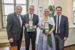 LH Hermann Schützenhöfer (li.) und LH-Stv. Michael Schickhofer (re.) überreichten an Regina Friedrich und Franz Kainersdorfer das Große Ehrenzeichen © Foto: Foto Fischer; bei Quellenangabe honorarfrei LH Hermann Schützenhöfer (li.) und LH-Stv. Michael Schickhofer (re.) überreichten an Regina Friedrich und Franz Kainersdorfer das Große Ehrenzeichen © Foto: Foto Fischer; bei Quellenangabe honorarfrei