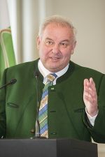 LH Hermann Schützenhöfer bei seiner Ansprache in der Aula der Atlen Universität. © Foto Fischer/honorarfrei bei Quellenangabe LH Hermann Schützenhöfer bei seiner Ansprache in der Aula der Atlen Universität. © Foto Fischer/honorarfrei bei Quellenangabe