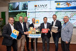 Präsentierten gemeinsam das Blackout-Maßnahmenpaket: ZSV-GF Heribert Uhl, ZSV-Vizepräsident Bgm. LAbg. Armin Forstner, Helmut Kreuzwirth (Katastrophenschutz), Karl Puchas (lokale Energieagentur), LH-Stv. Michael Schickhofer, ZSV-Präsident Bgm. BR Martin Weber und Edwin Benko (KIT Land Steiermark) © Fotos: Land Steiermark/Bektas; bei Quellenangabe honorarfrei Präsentierten gemeinsam das Blackout-Maßnahmenpaket: ZSV-GF Heribert Uhl, ZSV-Vizepräsident Bgm. LAbg. Armin Forstner, Helmut Kreuzwirth (Katastrophenschutz), Karl Puchas (lokale Energieagentur), LH-Stv. Michael Schickhofer, ZSV-Präsident Bgm. BR Martin Weber und Edwin Benko (KIT Land Steiermark) © Fotos: Land Steiermark/Bektas; bei Quellenangabe honorarfrei