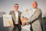A1-Projektleiter Markus Gruber und Michael Keller von der FAKS nahmen den Sonderpreis entgegen (v.l.). © Fotos: HBF/BMÖDS/Trippolt; bei Quellenangabe honorarfrei A1-Projektleiter Markus Gruber und Michael Keller von der FAKS nahmen den Sonderpreis entgegen (v.l.). © Fotos: HBF/BMÖDS/Trippolt; bei Quellenangabe honorarfrei