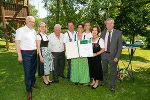 LR Johann Seitinger (li.) überreichte gemeinsam mit LR Anton Lang (re.) und der neuen Landtagspräsidentin Gabriele Kolar (2.v.l.) sowie Barbara Fiala-Köck (2.v.r.) der Familie Karner-Friedrich den Preis.