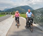 Bürgermeisterin Roswitha Glashüttner und Verkehrslandesrat Anton Lang probierten den neuen Geh- und Radweg gleich selbst aus.