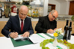 LR Seitinger und Diözesanbischof bei der Vertragsunterzeichnung © Lebensressort / honorarfrei LR Seitinger und Diözesanbischof bei der Vertragsunterzeichnung © Lebensressort / honorarfrei