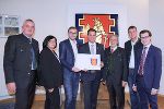 LH-Stv. Michael Schickhofer (M.) übergab das neue Gemeindewappen von St. Barbara an Bürgermeister Jochen Jance (3.v.l.) © Bild: Land Steiermark/Bektas; Verwendung bei Quellenangabe honorarfrei LH-Stv. Michael Schickhofer (M.) übergab das neue Gemeindewappen von St. Barbara an Bürgermeister Jochen Jance (3.v.l.) © Bild: Land Steiermark/Bektas; Verwendung bei Quellenangabe honorarfrei