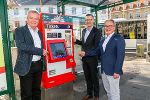 Verkehrslandesrat Anton Lang, ÖBB-Regionalmanager Franz Suppan und Verkehrsverbund-Geschäftsführer Peter Gspaltl (v.l.) freuen sich über den neuen Automaten. © Frankl Verkehrslandesrat Anton Lang, ÖBB-Regionalmanager Franz Suppan und Verkehrsverbund-Geschäftsführer Peter Gspaltl (v.l.) freuen sich über den neuen Automaten. © Frankl