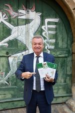 LR Anton Lang mit den neuen Broschüren. © Land Steiermark LR Anton Lang mit den neuen Broschüren. © Land Steiermark