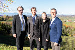 LR Christopher Drexler, US-Botschafter Trevor Traina und die Gastgeber Patrizia und Erwin Sabathi (v.l.) am Pössnitzberg auf der südsteirischen Weinstraße. © Bilder: Land Steiermark/Streibl; Verwendung bei Quellenangabe honorarfrei LR Christopher Drexler, US-Botschafter Trevor Traina und die Gastgeber Patrizia und Erwin Sabathi (v.l.) am Pössnitzberg auf der südsteirischen Weinstraße. © Bilder: Land Steiermark/Streibl; Verwendung bei Quellenangabe honorarfrei