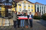 GR Siegfried Schausberger, Vize-Bgm. Susanne Kaltenegger, Bgm. Peter Koch, Heide Rothwangl-Heber (EnergieAgentur) und Stadtamtsdirektor Markus Hödl bei der Überreichung (v.l.) © Foto: Stadtgemeinde Bruck; bei Quellenangabe honorarfrei GR Siegfried Schausberger, Vize-Bgm. Susanne Kaltenegger, Bgm. Peter Koch, Heide Rothwangl-Heber (EnergieAgentur) und Stadtamtsdirektor Markus Hödl bei der Überreichung (v.l.) © Foto: Stadtgemeinde Bruck; bei Quellenangabe honorarfrei