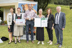 Maria Pein (Vize-Präs. der LK) und TSO Karoline Schlögl gratulierten gemeinsam mit LR Simone Schmiedtbauer und LH-Stv. Anton Lang Dietmar Fiedler und seiner Lebenspartnerin zum gelungenen schönsten Tierfoto (v.l.) © Foto: Land Steiermark/Binder; bei Quellenangabe honorarfrei Maria Pein (Vize-Präs. der LK) und TSO Karoline Schlögl gratulierten gemeinsam mit LR Simone Schmiedtbauer und LH-Stv. Anton Lang Dietmar Fiedler und seiner Lebenspartnerin zum gelungenen schönsten Tierfoto (v.l.)