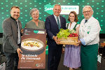 STG-Geschäftsführer Michael Feiertag, Landeshauptmann Mario Kunasek und Chefkoch Willi Haider präsentieren die ausgezeichneten Kulinarium Steiermark-Betriebe 2025-2028: Seit Beginn 2006 durchgehend ausgezeichnet llse Blachfellner-Mohri (Der Eberhard, 2.v.l.) und neu seit 2025 dabei Lisa Rainer ("der trautentalwirt", 2.v.r.) © STG/Erwin Scheriau; Verwendung bei Quellenangabe honorarfrei STG-Geschäftsführer Michael Feiertag, Landeshauptmann Mario Kunasek und Chefkoch Willi Haider präsentieren die ausgezeichneten Kulinarium Steiermark-Betriebe 2025-2028: Seit Beginn 2006 durchgehend ausgezeichnet llse Blachfellner-Mohri (Der Eberhard, 2.v.l.) und neu seit 2025 dabei Lisa Rainer ("der trautentalwirt", 2.v.r.)