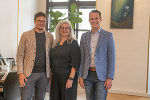 Landesrat Stefan Hermann (r.) gratuliert Ortskernkoordinator Stefan Spindler und AL-Stv. Sylvia Trattner-Jakob © Büro LR Hermann Landesrat Stefan Hermann (r.) gratuliert Ortskernkoordinator Stefan Spindler und AL-Stv. Sylvia Trattner-Jakob