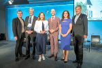 Edwin Schäffer vom Österreichischen Integrationsfonds; Matthias Beck, Theologe und Ethiker; Claudia Plakolm, Europaministerin; Wirtschafts- und Wissenschaftslandesrat Willibald Ehrenhöfer; Monika Köppl-Turyna, Ökonomin und Direktorin ECOAustria; Geist & Gegenwart-Koordinator Herwig Hösele (v.l.) © Foto: Club Alpbach Steiermark/Foto Fischer; bei Quellenangabe honorarfrei Edwin Schäffer vom Österreichischen Integrationsfonds; Matthias Beck, Theologe und Ethiker; Claudia Plakolm, Europaministerin; Wirtschafts- und Wissenschaftslandesrat Willibald Ehrenhöfer; Monika Köppl-Turyna, Ökonomin und Direktorin ECOAustria; Geist & Gegenwart-Koordinator Herwig Hösele (v.l.)