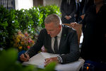 LH Mario Kunasek trägt sich ins Kondolenzbuch der Stadt Graz ein © Land Steiermark/Andreas Resch; Verwendung bei Quellenangabe honorarfrei LH Mario Kunasek trägt sich ins Kondolenzbuch der Stadt Graz ein