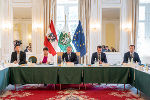 Tagung des Sicherheitsbeirats im Weißen Saal der Grazer Burg: LR Hannes Amesbauer, LH-Stv. Manuela Khom, LH Mario Kunasek, LR Stefan Hermann und LR Karlheinz Kornhäusl (v.l.) © Land Steiermark/Robert Binder; Verwendung bei Quellenangabe honorarfrei Tagung des Sicherheitsbeirats im Weißen Saal der Grazer Burg: LR Hannes Amesbauer, LH-Stv. Manuela Khom, LH Mario Kunasek, LR Stefan Hermann und LR Karlheinz Kornhäusl (v.l.)