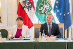 Tagung des Sicherheitsbeirats im Weißen Saal der Grazer Burg: LH-Stv. Manuela Khom und LH Mario Kunasek (v.l.) © Land Steiermark/Robert Binder; Verwendung bei Quellenangabe honorarfrei Tagung des Sicherheitsbeirats im Weißen Saal der Grazer Burg: LH-Stv. Manuela Khom und LH Mario Kunasek (v.l.)