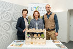 Unser Boden - eine Ressource, die schützt: Landesrätin Simone Schmiedtbauer (M.) präsentierte gemeinsam LWK-Vizepräsidentin Maria Pein und Jochen Buchmaier von Humus+ steirische Maßnahmen gegen Klimafolgen durch Boden- und Wasserschutz. © Land Steiermark/Robert Binder; Verwendung bei Quellenangabe honorarfrei Unser Boden - eine Ressource, die schützt: Landesrätin Simone Schmiedtbauer (M.) präsentierte gemeinsam LWK-Vizepräsidentin Maria Pein und Jochen Buchmaier von Humus+ steirische Maßnahmen gegen Klimafolgen durch Boden- und Wasserschutz.