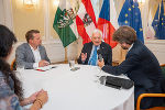 Václav Klaus (M.) im Interview mit ORF-Chefredakteur Wolfgang Schaller (r.) und Gerald Schwaiger (Chef vom Dienst "Steirerkrone") © Land Steiermark/ Binder Václav Klaus (M.) im Interview mit ORF-Chefredakteur Wolfgang Schaller (r.) und Gerald Schwaiger (Chef vom Dienst "Steirerkrone")