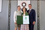 Landesrat Stefan Hermann (r.) im Zuge der Verleihung des steirischen Landeswappens an die Geschäftsführerin der MM Kanal-Rohr-Sanierung Michaela Mock sowie Matthias Mock.