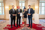 LH Mario Kunasek (2.v.l.) mit LR Karlheinz Kornhäusl (l.), LH-Stv. Manuela Khom und LR Hannes Amesbauer bei der Pressekonferenz in der Grazer Burg