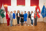 Landeshauptmann-Stellvertreterin Manuela Khom (6.v.l.) und Frauenministerin Eva-Maria Holzleitner (5.v.l.)  mit den Frauenreferentinnen der österreichischen Bundesländer bei der Konferenz der Landesfrauenreferentinnen in Graz.  © Land Steiermark/Binder; bei Quellenangabe honorarfrei