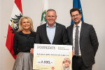 Kinderkrebshilfe-Vorstandsmitglied Doris Prasch (l.) und Obmann Mario Walcher (r.) freuten sich über den von LH Mario Kunasek (M.) überreichten Spendenscheck