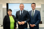 Landeshauptmann-Stellvertreterin Manuela Khom, Landeshauptmann Mario Kunasek und Landesrat Stefan Hermann (v.l.) im Rahmen der Pressekonferenz