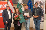 Preisträger Ingrid und Michael Stracke (Gnadenhof Purzel & Vicky) mit LR Hannes Amesbauer und Krone-Chefredakteur Klaus Herrmann.