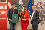 Sandra Stibi (Stibis Hundeparadies, St. Barbara/Mürztal) mit Tierschutzlandesrat Hannes Amesbauer und Krone-Chefredakteur Klaus Herrmann.
