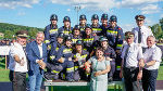 Landeshauptmann Mario Kunasek, LH-Stv. Manuela Khom und Landesfeuerwehrkommandant Reinhard Leichtfried gemeinsam mit weiteren Feuerwehrvertretern und dem Landessiegerteam Wettkampfgruppe Damen der Feuerwehr Auersbach beim Landesfeuerwehrtag 2025.