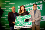 Zwei Herren und eine Frau halten eine Tafel "Schneller, öfter, Steiermark - Die Kotralmbahn bringt's" 