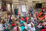 Beim Steirischen Vorlesetag hat LH-Stv. Manuela Khom in der AK-Bibliothek in Graz Kindern vorgelesen