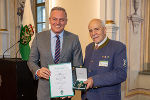 LH Mario Kunasek verlieh Gerhard Friesenbichler das Goldene Ehrenzeichen des Landes Steiermark © Land Steiermark/Robert Frankl; Verwendung bei Quellenangabe honorarfrei