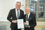 Ehrenzeichen des Landes Steiermark für Wissenschaft, Forschung und Kunst: Dieter Pochlatko (r.) und LH Mario Kunasek
 
  © Land Steiermark/ Fischer