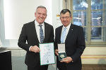 Großen Ehrenzeichen des Landes Steiermark: Ernst Wustinger und LH Mario Kunasek (l.)