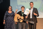 Dem Sieger des Kinderrechte Song Contests, Fabian Siller, gratulierten Landesrat Stefan Hermann und Kinder- und Jugendanwältin Denise Schiffrer-Barac sehr herzlich. © Land Steiermark/Robert Binder; Verwendung bei Quellenangabe honorarfrei