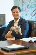 Der Politiker im Bild mit Katze